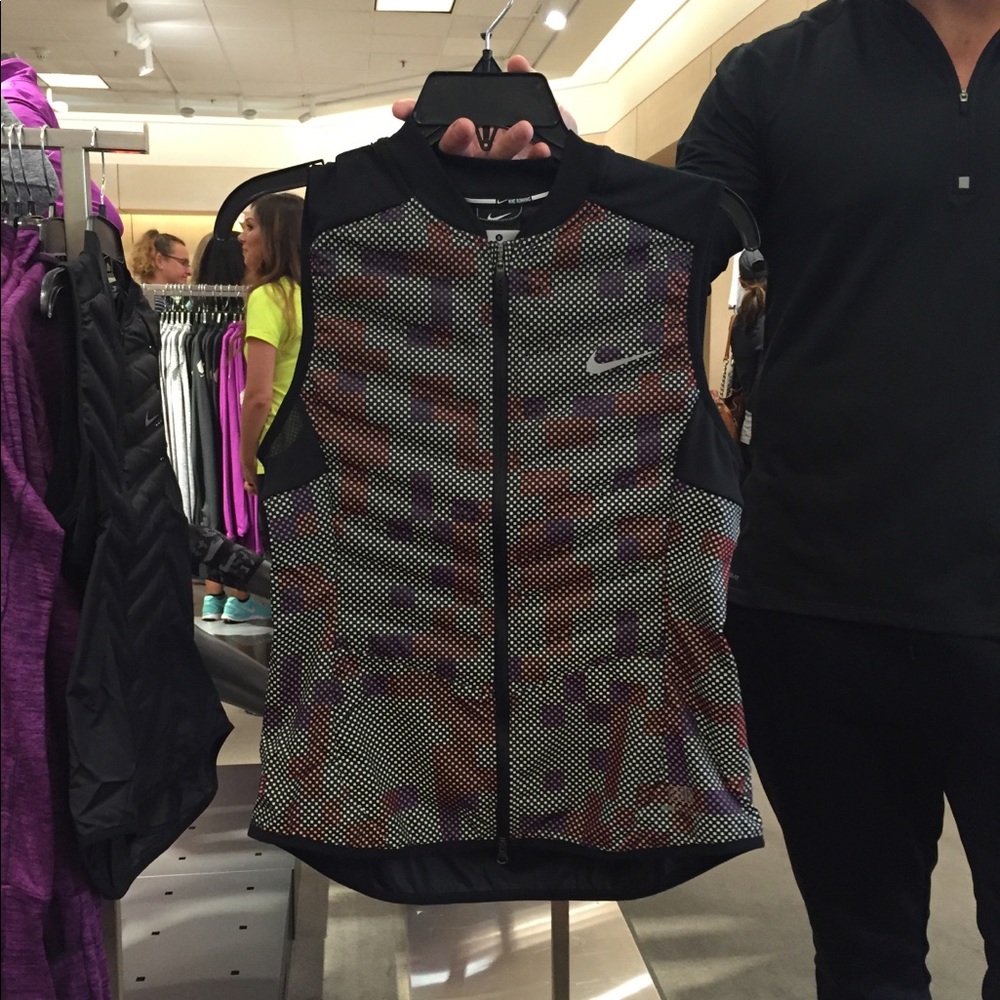 Nike reflective running vest   NWT.